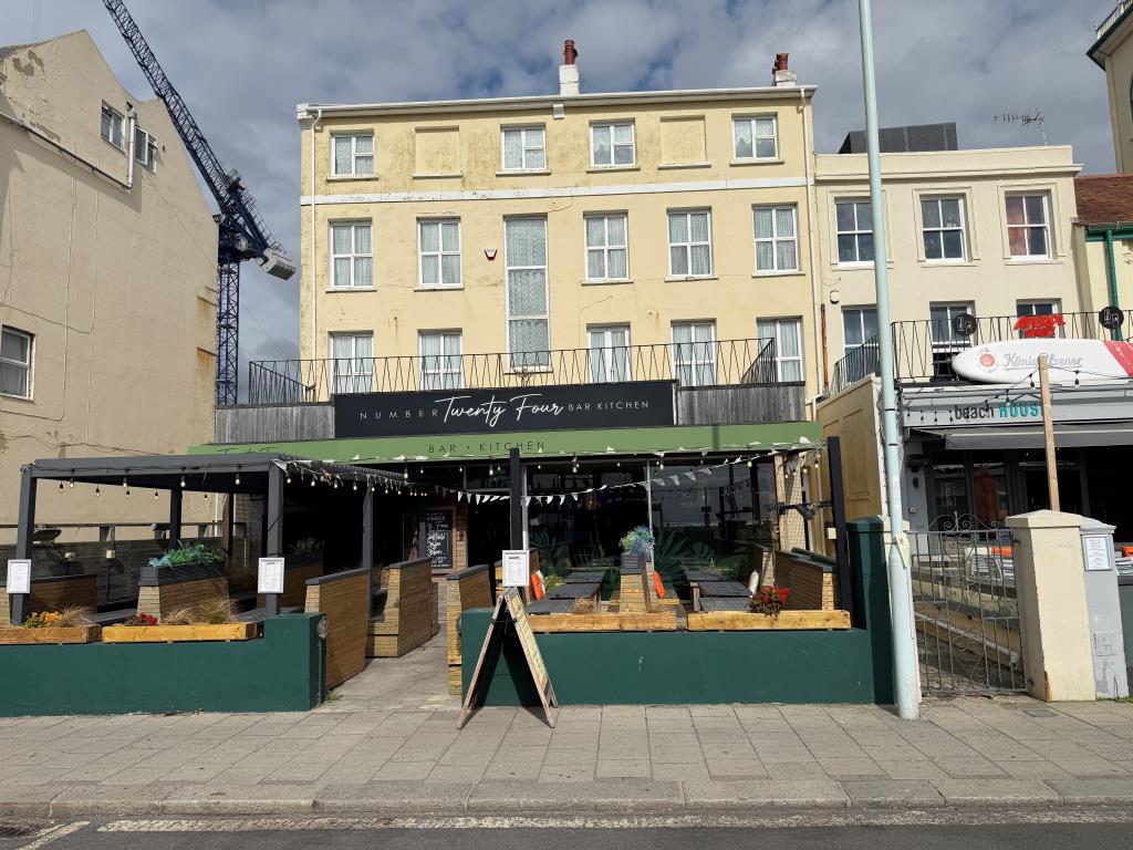 Lot: 31 - FREEHOLD MIXED USE PART POSSESSION PRODUCING £37,500 PER ANNUM - View of building from seafront